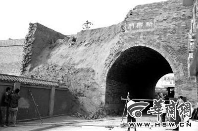 昨日上午9時左右，工人在倒塌處重新裝上護(hù)欄。實習(xí)記者 楊虎元 攝