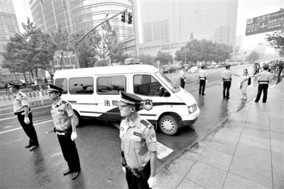 　　昨日早上,押解李某某的車隊(duì)開(kāi)進(jìn)法院。當(dāng)日,李某某等5人涉嫌強(qiáng)奸案在海淀法院不公開(kāi)審理。本版攝影/新京報(bào)記者 王貴彬