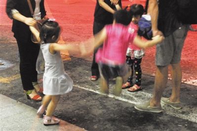 2012年8月1日晚，北京兒童醫(yī)院，三個來自廊坊的小女孩在玩耍，她們都被幼兒園老板性侵害。本版攝影/新京報記者 尹亞飛
