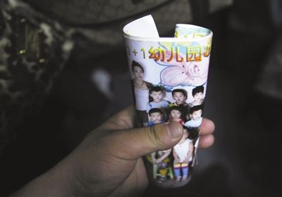 2012年8月1日，事發(fā)幼兒園一受害女童展示班級合影。