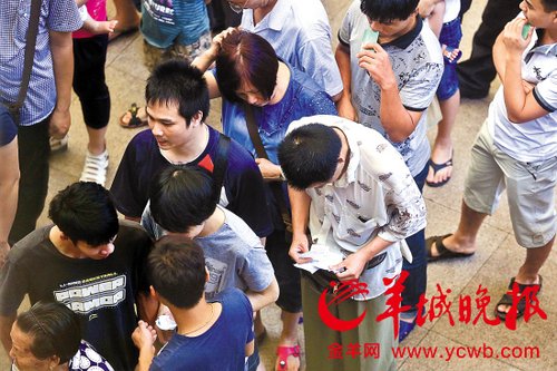 挎腰包的“黃?！狈职l(fā)一輪“任務(wù)”后，自己也開始整理“炒號”簽條