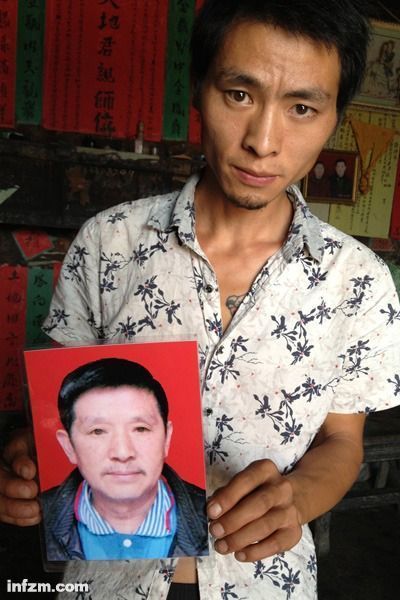 程興貴的兒子程正鵬拿著父親的遺照。程興貴自殺后，政府補(bǔ)償程家6000多塊錢(qián)，并終于認(rèn)定了程興貴的代課教齡。 (南方周末記者雷磊/圖)