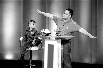 9月6日，“鷹爸”和多多在北京科影制片廠錄制一檔節(jié)目。