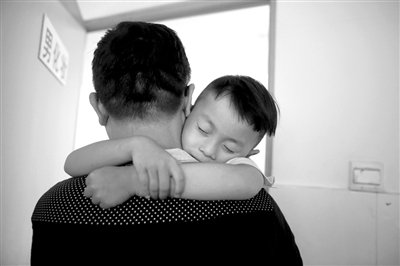 9月6日，“鷹爸”抱著多多去化妝間，準(zhǔn)備錄制節(jié)目。