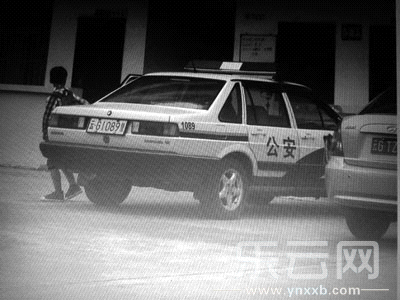 被指接送小孩上學(xué)的警車。