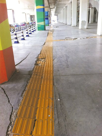 在溫嶺火車站架空層，由于沉降產(chǎn)生的裂縫到處可見。