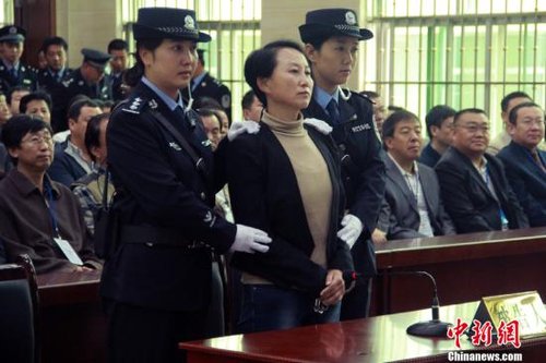 9月24日上午8時(shí)30分，陜西“房姐”龔愛(ài)愛(ài)涉嫌偽造、買(mǎi)賣(mài)國(guó)家機(jī)關(guān)證件一案，在陜西靖邊縣人民法院公開(kāi)