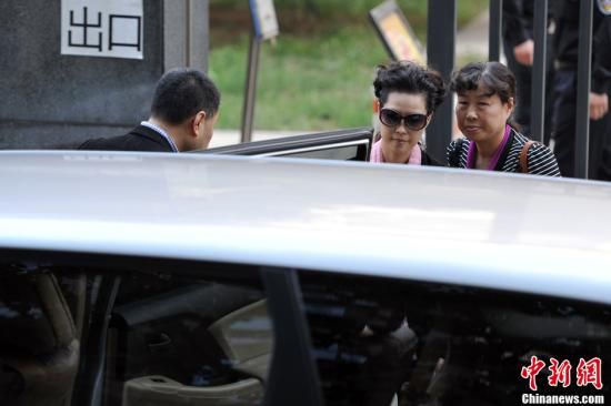 圖為宣判結(jié)束后夢鴿面無表情走出海淀法院，乘車離開。