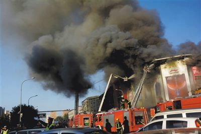 11日，蘋果園喜隆多商場，火災(zāi)現(xiàn)場濃煙滾滾。新華社發(fā)