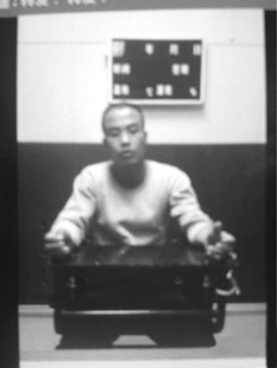 案發(fā)后,當(dāng)?shù)卮迕駛儑^現(xiàn)場。網(wǎng)絡(luò)截圖