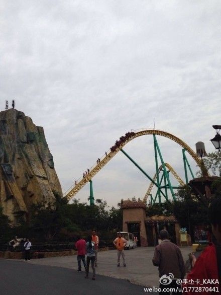 上海歡樂(lè)谷過(guò)山車(chē)發(fā)生故障，多位游客被卡在上面