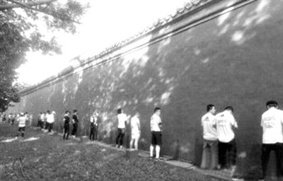 網(wǎng)友上傳的“北馬”選手集體“尿紅墻”圖片。