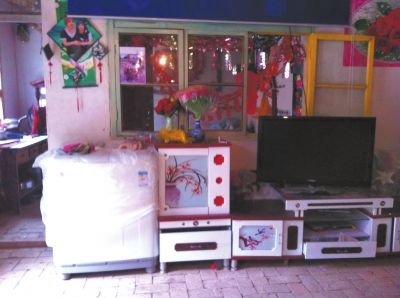 麻永東屋里的家具電器仍是嶄新的。