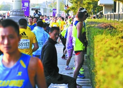 北京馬拉松“尿紅墻” 集體噓噓是傳統(tǒng)？