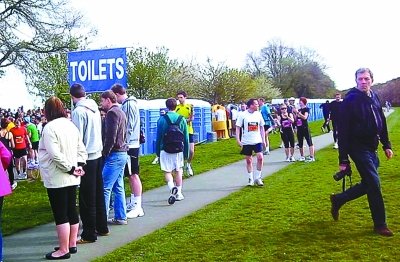 北京馬拉松“尿紅墻” 集體噓噓是傳統(tǒng)？