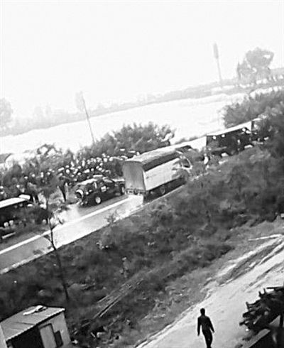 22日，云南晉寧數(shù)百村民與警方對峙。網(wǎng)絡截圖