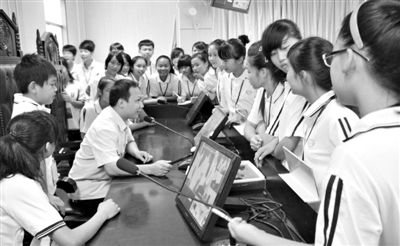 2013年5月30日，結(jié)合當(dāng)前國(guó)內(nèi)民眾普遍關(guān)注的“校長(zhǎng)開(kāi)房”、“強(qiáng)奸猥褻”等事件，廣西上思縣人民法院邀請(qǐng)中小學(xué)生到法院觀摩案件的庭審，提高他們的守法、維權(quán)意識(shí)。圖/IC