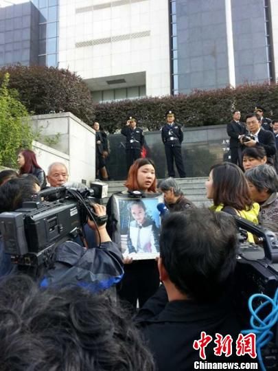 法院外，死者祁某的家人正在接受媒體采訪。 田雯 攝