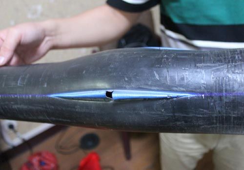 爆裂的水管，像被刀劃開一樣