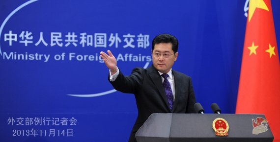 2013年11月14日，外交部發(fā)言人秦剛主持例行記者會。