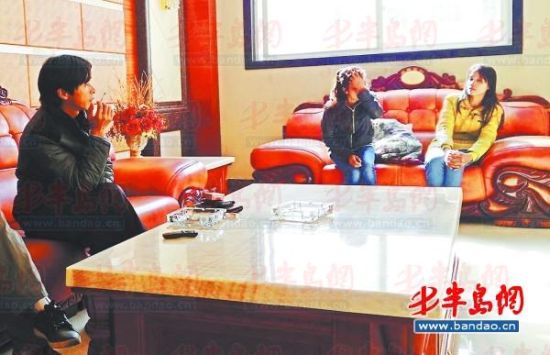 鄱陽湖鄉(xiāng)村大酒店內，兩個本地男子帶著兩個外籍女子給記者