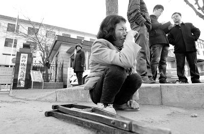 從法院出來以后，家屬和律師正在商量案情，夏鳳各在旁想著想著忍不住哭起來