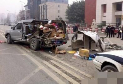 一輛越野車在車禍中受損嚴(yán)重。圖據(jù)網(wǎng)絡(luò)