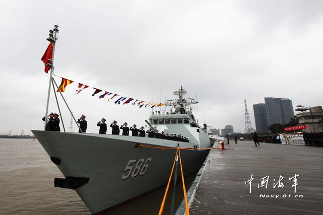 1月8日，某新型導(dǎo)彈護(hù)衛(wèi)艦吉安艦入列海軍東海艦隊(duì)命名授旗儀式現(xiàn)場。新華社發(fā)