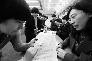 人大代表們就各自關(guān)心的話題熱烈討論。