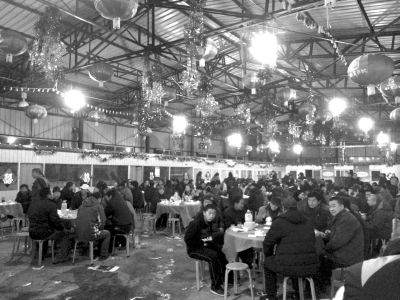 村主任孫女滿月宴席上，坐滿了前來道賀的村民。京華時報記者陶冉攝