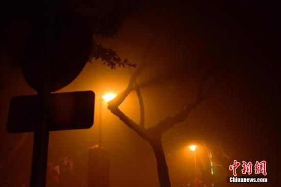 1月31日凌晨，市民行走在煙霧繚繞的南京街頭。當(dāng)天是農(nóng)歷馬年正月初一，南京有限開禁燃放煙花爆竹正逢下霧天，空氣的不流通致使煙花爆竹燃燒后產(chǎn)生的顆粒物不能及時散開，造成整座城市煙霧繚繞。據(jù)當(dāng)?shù)丨h(huán)保部門發(fā)布的信息顯示，空氣質(zhì)量屬重度污染。中新社發(fā) 泱波 攝