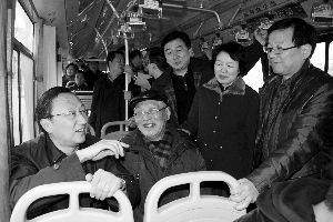 繆瑞林在車上與市民、乘委會委員交流 通訊員 卜照雪 攝