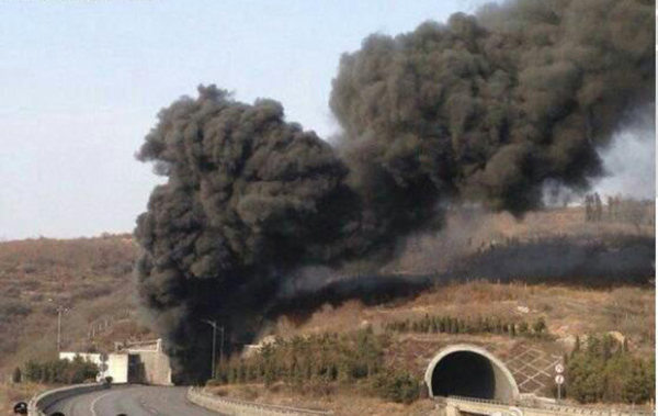 3月1日14時50分，山西，晉濟高速巖后隧道內(nèi)一輛拉煤車和一輛載有液態(tài)甲醇的車輛相撞爆炸。