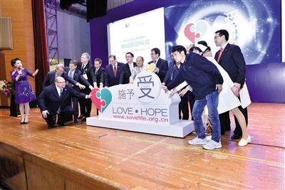 3月19日，中國(guó)首個(gè)器官捐獻(xiàn)志愿者登記網(wǎng)站（www.savelife.org.cn）正式啟動(dòng)，器官捐