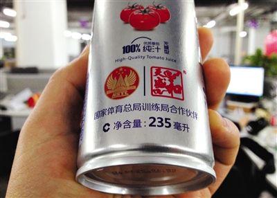 在涉訴產(chǎn)品的包裝上，印著“國家體育總局訓練局合作伙伴”標識。新京報記者 倪華初 攝