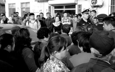 警方趕到現(xiàn)場(chǎng)，處理車胎被扎事件。