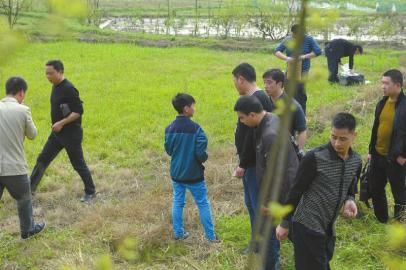 少年指認(rèn)藏槍地點(diǎn)。