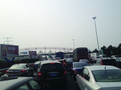 收費站前長長排隊的車輛。陳郁