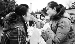 墓區(qū)服務(wù)員（右）見證了喪葬“綠化進(jìn)程”。新華社發(fā)