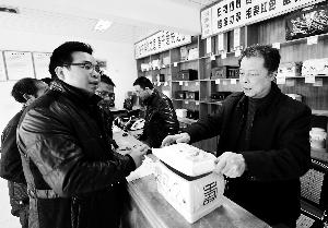 4月2日，福建省古田縣紀(jì)委、監(jiān)察局成立清明節(jié)專項(xiàng)督查組，對違反“八項(xiàng)規(guī)定”行為進(jìn)行監(jiān)督檢查。新華社發(fā)