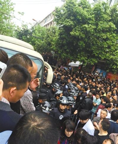 4月19日，蒼南縣靈溪鎮(zhèn)城管打人事件現(xiàn)場。網(wǎng)絡(luò)截圖