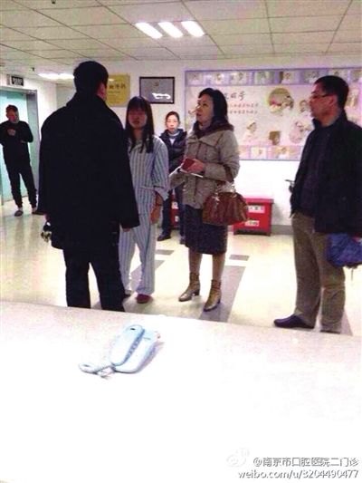 事發(fā)現(xiàn)場(chǎng)，打人者袁亞平(右二) (資料圖)