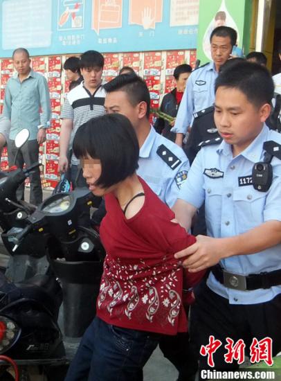  5月8日上午8時10分左右，江西省撫州市黎川縣日峰鎮(zhèn)家家樂超市發(fā)生一起持刀傷人案件。