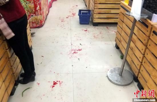   5月8日上午8時10分左右，江西省撫州市黎川縣日峰鎮(zhèn)家家樂超市發(fā)生一起持刀傷人案件。