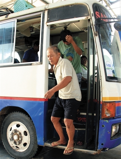 被菲抓扣漁民:11人關(guān)4平米船艙靠縫隙呼吸 被菲抓扣漁民:11人關(guān)4平米船艙靠縫隙呼吸