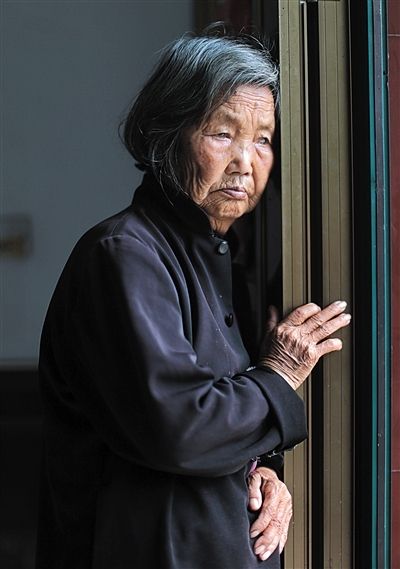 為了能“睡棺木”土葬，潘秀英四次喝農(nóng)藥自殺，后被搶救過來。