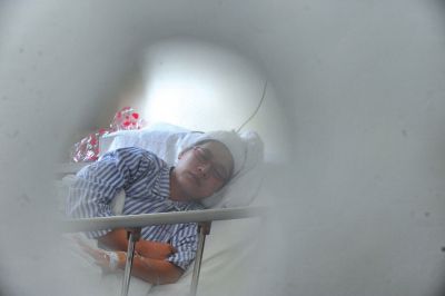 　6月3日，被打的值班醫(yī)生在病房接受治療。新華社發(fā)