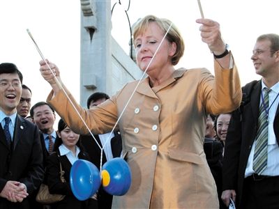 2007年8月27日，北京，默克爾正在玩扯鈴。