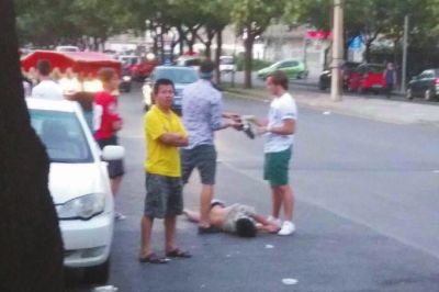 拍照結束后將醉漢放在馬路上。