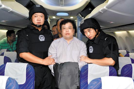 廣東警方機(jī)場(chǎng)移交在逃境外經(jīng)濟(jì)嫌犯 記者 湯銘明 通訊員 粵公宣 攝 廣東警方機(jī)場(chǎng)移交在逃境外經(jīng)濟(jì)嫌犯 記者 湯銘明 通訊員 粵公宣 攝